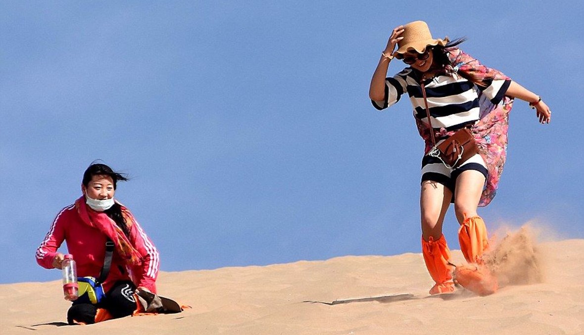 صور لا تصدّق لسياح يعبرون الصحراء