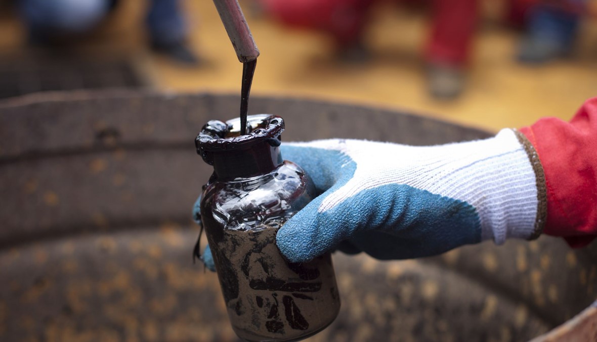 النفط يرتفع 1% مع تراجع المخزونات الأميركية للأسبوع الرابع