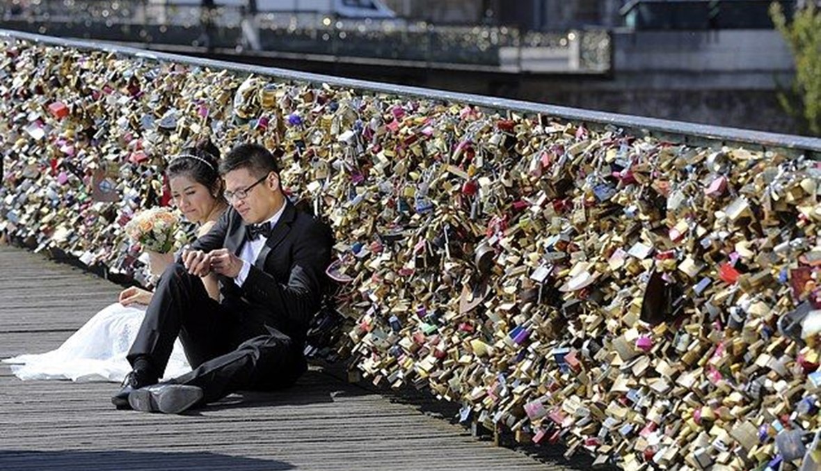 باريس تستعد لازالة 45 طناً من "أقفال الحب" عن أحد جسورها الشهيرة