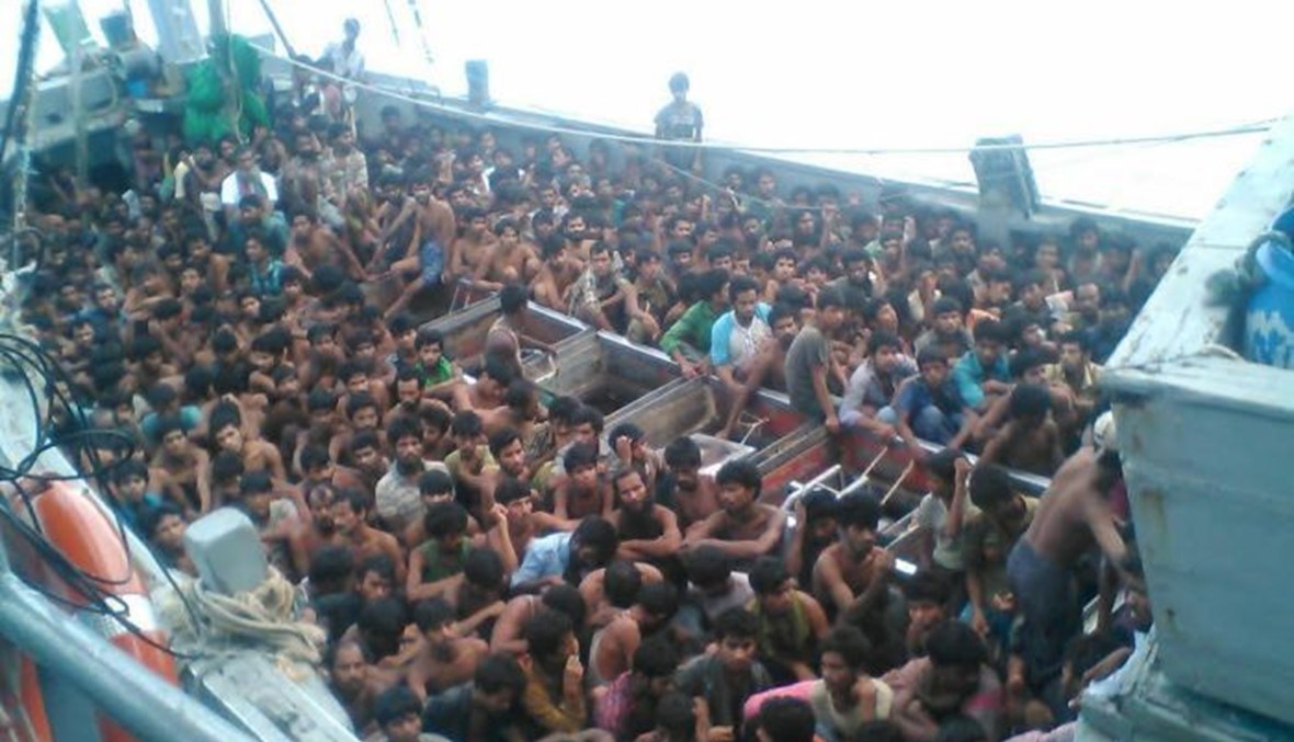 قارب مهاجرين اعترض طريقه قبالة ميانمار ما زال في عرض البحر