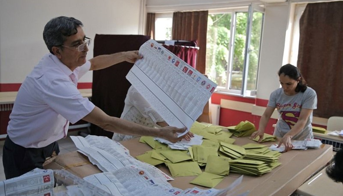 الحزب الحاكم في تركيا يخسر الغالبية المطلقة بعد فرز 98% من الاصوات