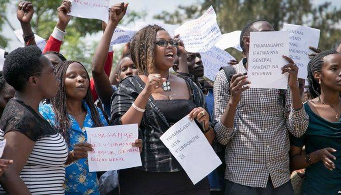 روانديون يحتجّون أمام السفارة البريطانية على محاكمة مدير المخابرات