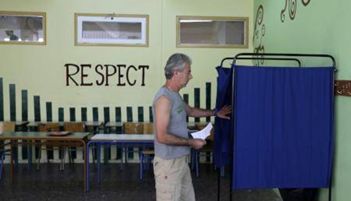 مكاتب التصويت فتحت ابوابها للاستفتاء في اليونان
