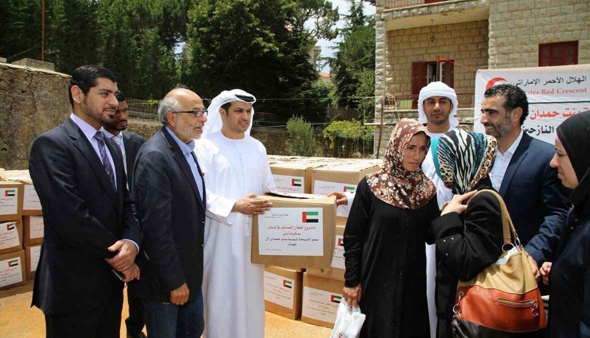 سفير الامارات يشرف على توزيع مساعدات في عاليه
