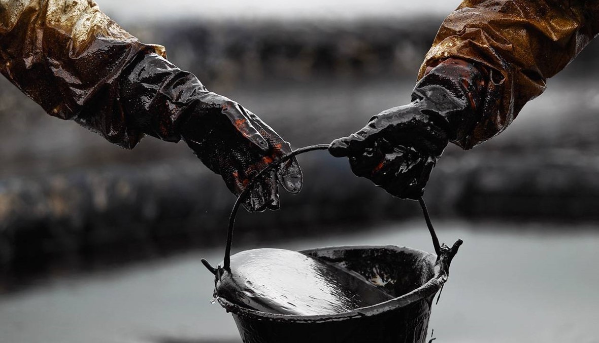 النفط يستقر بعد موجة هبوط والآفاق لا تزال ضعيفة