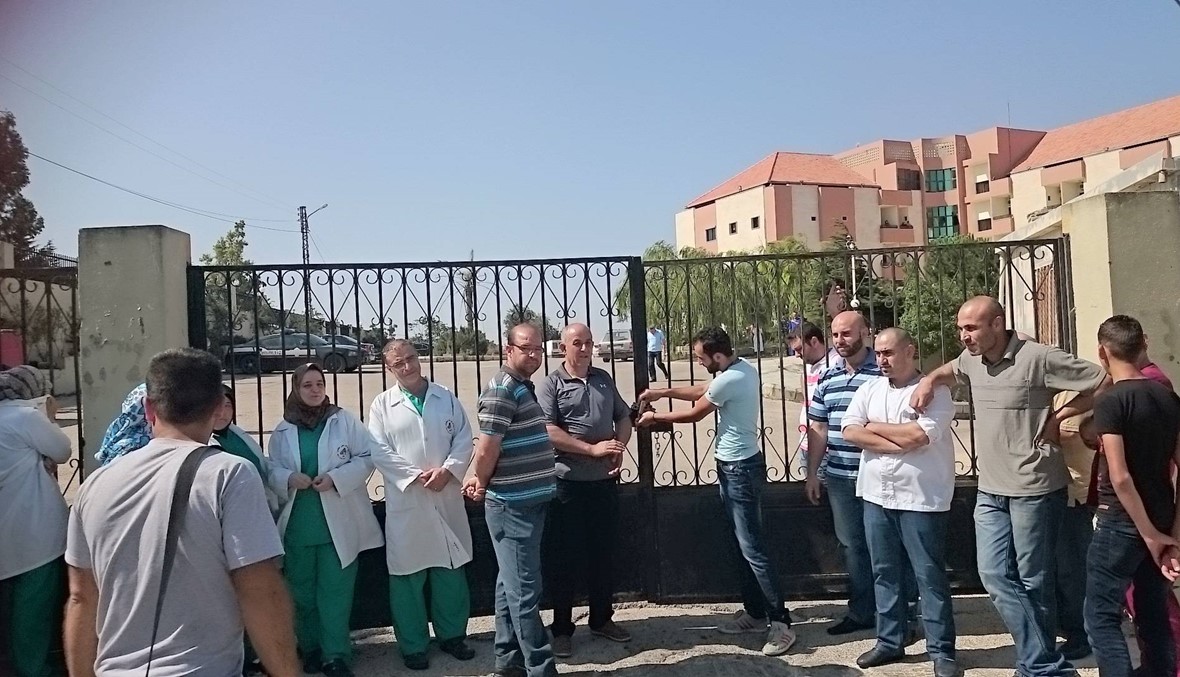 الموظفون يقفلون مستشفى ميس الجبل الحكومي