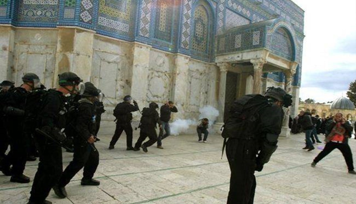 اشتباكات في القدس والشرطة الاسرائيلية تدخل المسجد الأقصى
