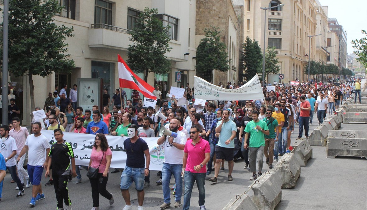 ناشطون يقفلون مداخل بيروت اعتراضاً على خطة النفايات
