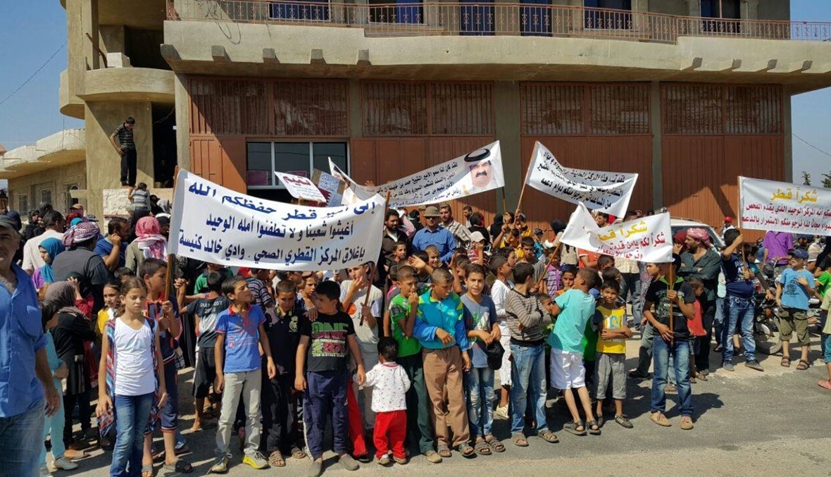 اللاجئون السوريون في وادي خالد يرفضون اقفال مركز العيادات النموذجية القطرية