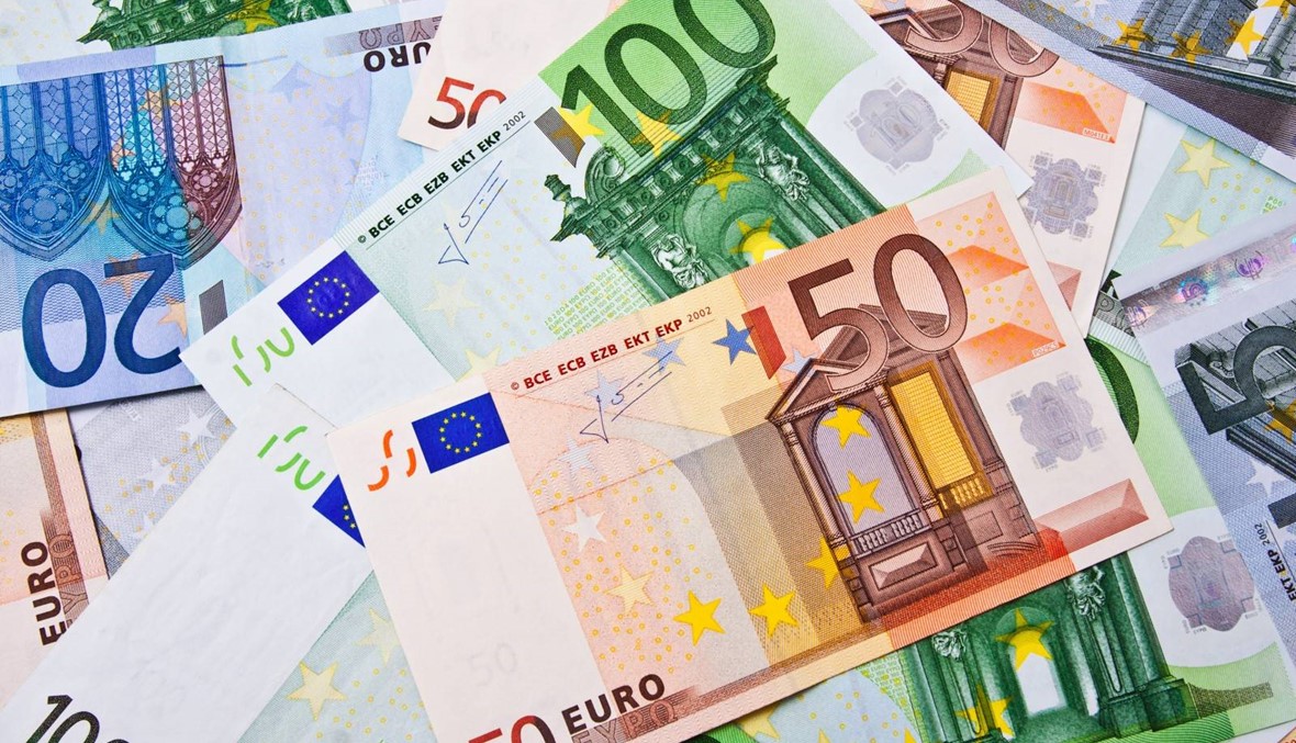 الأورو يتراجع مع تهاوي الأسهم اليونانية
