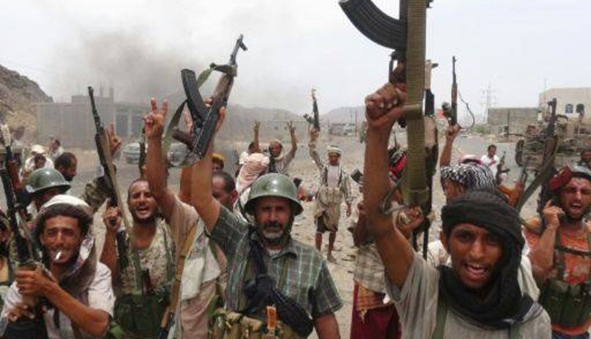 عبور عشرات الاليات العسكرية من السعودية الى اليمن وطائرة مدنية تحط في عدن