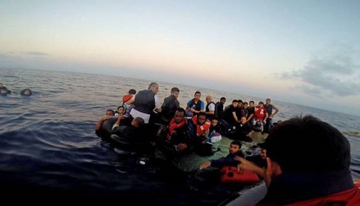 مهاجرون يشتبكون مع الشرطة اليونانية مع تصاعد التوتر