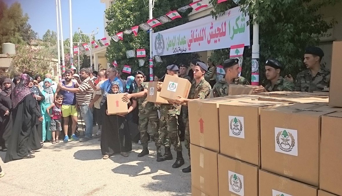 الجيش يوزع مساعدات لعائلات محتاجة في منطقة مرجعيون