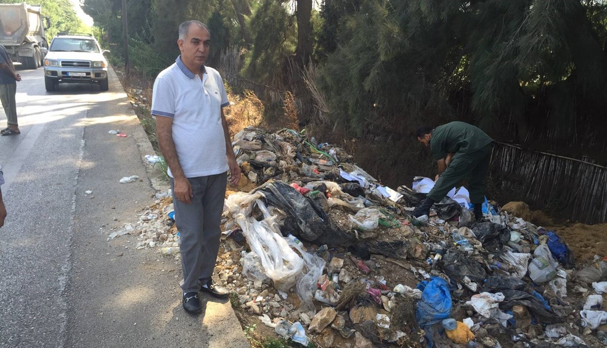 بالصور: تفريغ شاحنة من النفايات في عكار مصدرها أدما