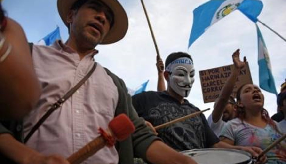آلاف يطالبون رئيس غواتيمالا بالاستقالة بعد فضيحة فساد