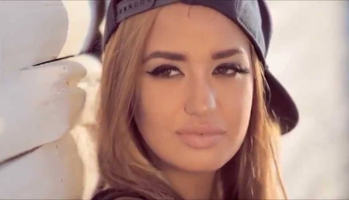 بالفيديو- نينا عبد الملك تغني لـ"طلعت ريحتكم"