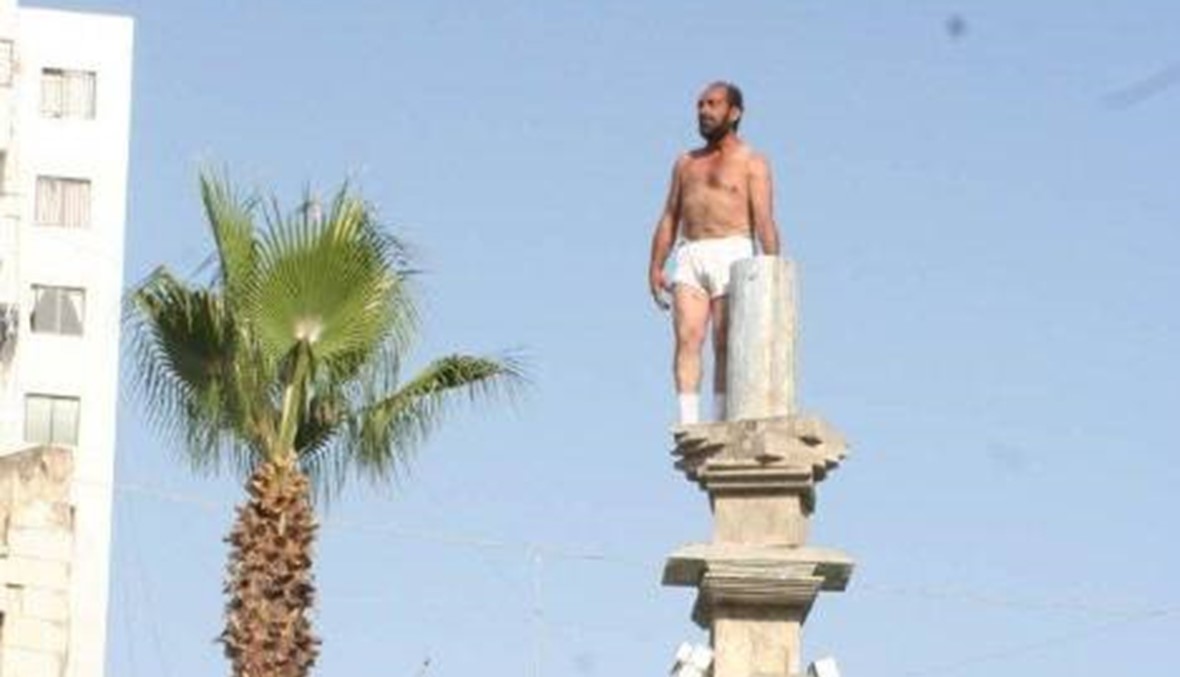 خلع ملابسه على الشرفة في بيروت لاستفزاز الجميع