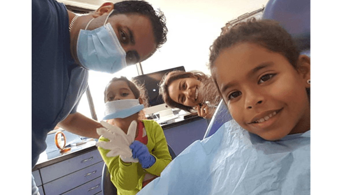 بالصور: شيرين وابنتاها عند طبيب الأسنان
