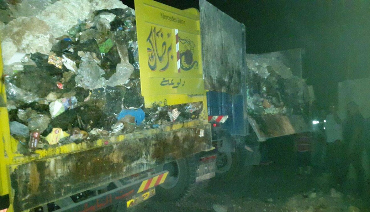 أهالي اللبوة يوقفون 3 شاحنات تنقل النفايات من بيروت باتجاه عرسال