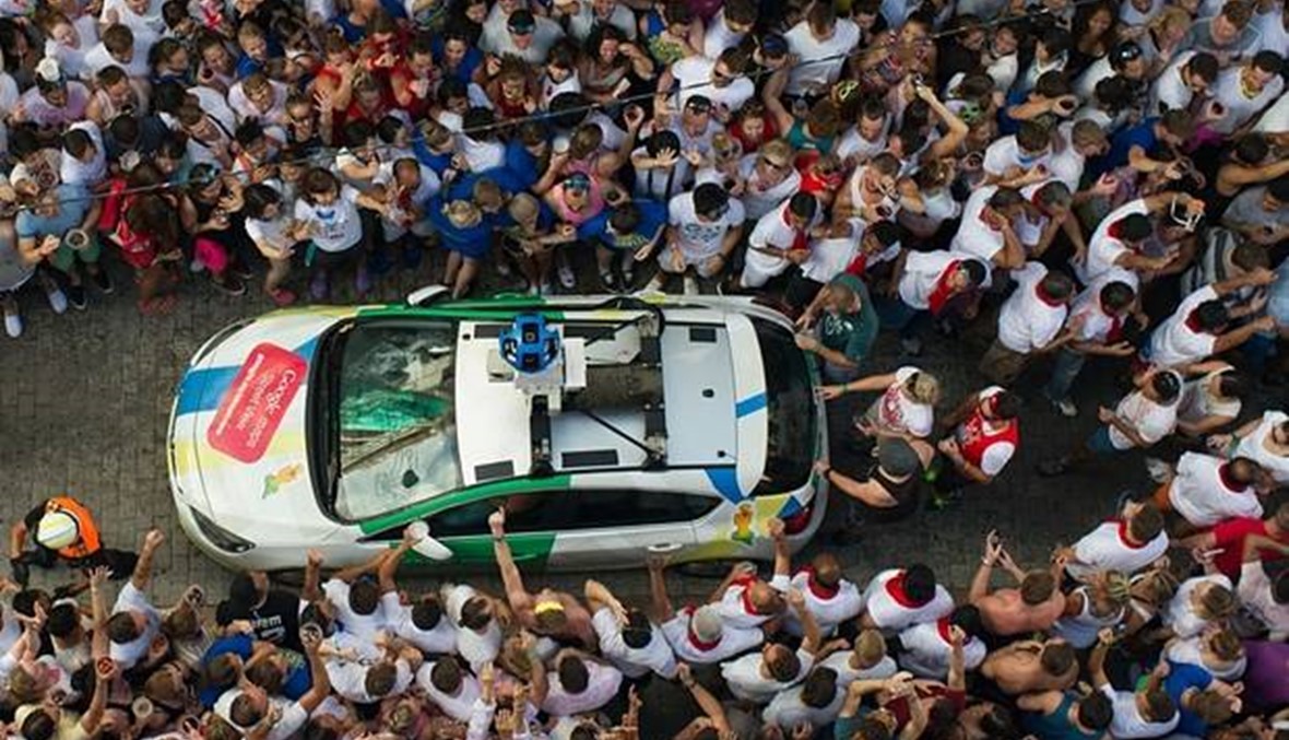 سيارة "غوغل" علقت وسط الحشود خلال معركة الطماطم في اسبانيا