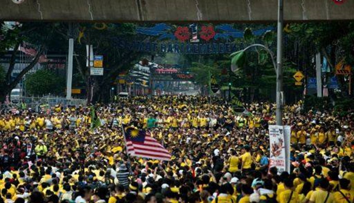 الاف الماليزيين في الشوارع... فما هي مطالبهم؟