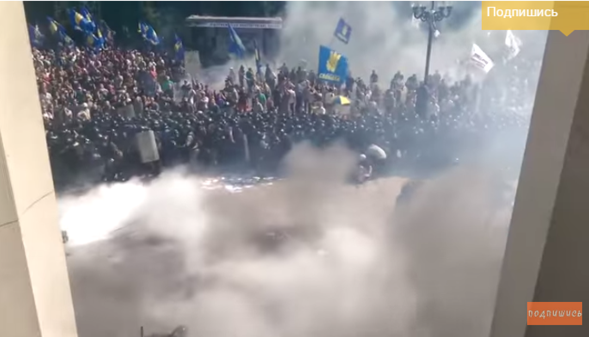 بالفيديو- لحظة انفجار قنبلة خارج برلمان اوكرانيا... وأكثر من 90 جريحاً