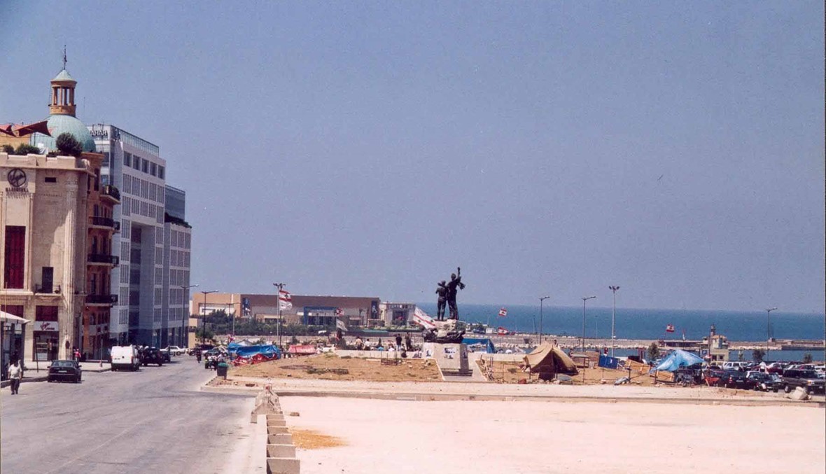 فقدها منذ اكثر من عشر سنين... عاد ليجدها امام تمثال ساحة الشهداء