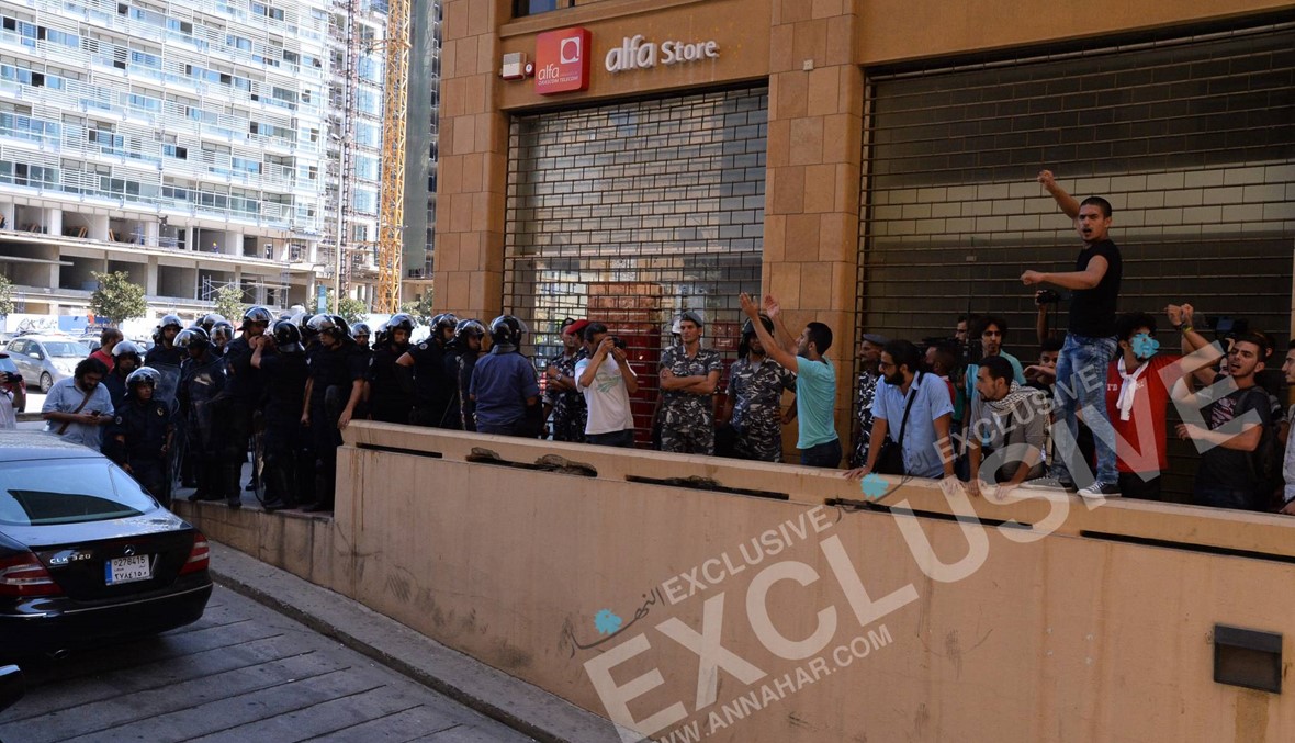 بالفيديو والصور... الأمن يُخرج المتظاهرين و"طلعت ريحتكم" مستمرة