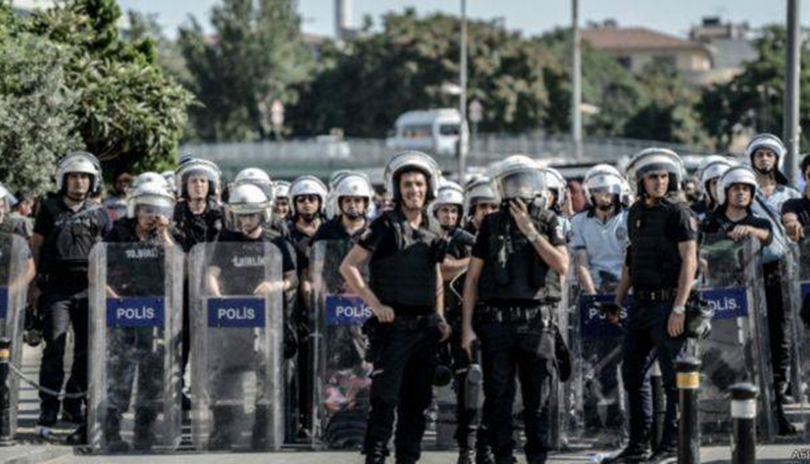 تفجير يقتل أربعة ضباط شرطة أتراك