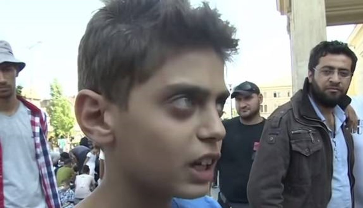 بالفيديو - فتى سوري عالق في المجر: أوقفوا الحرب فلا نأتي الى أوروبا