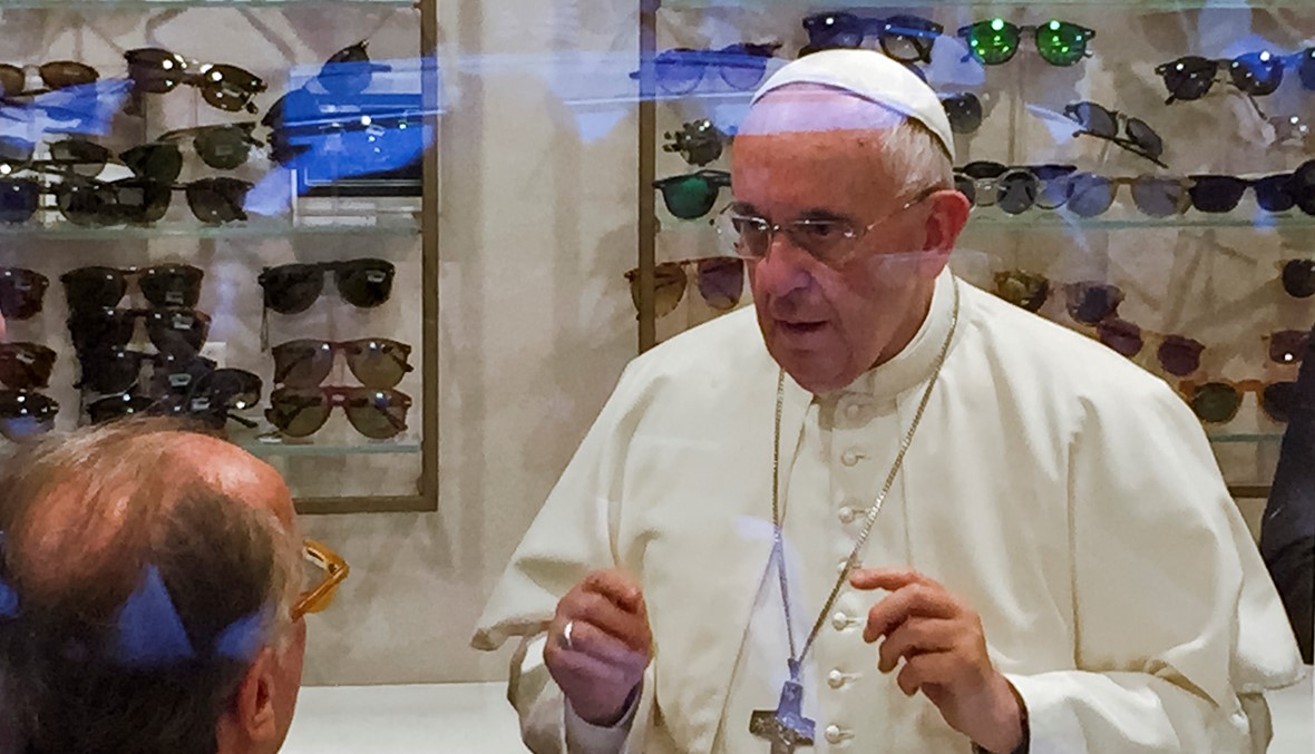 بالصور - البابا فرنسيس يشتري نظارات...