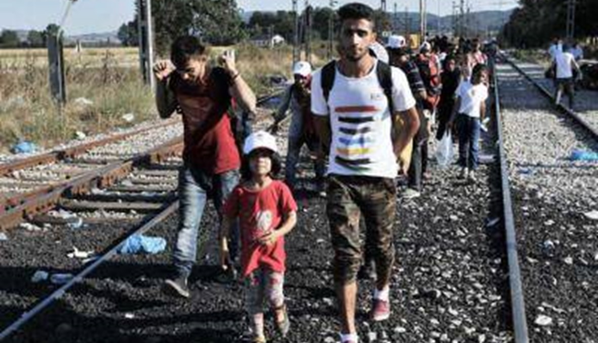 مهاجرون يعتزمون الذهاب إلى ألمانيا سيرا على الأقدام من المجر