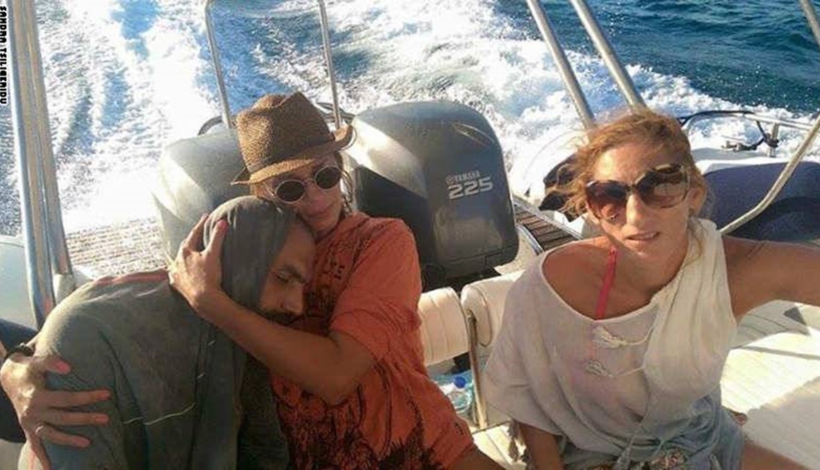 عارضة أزياء يونانية على متن يخت بإجازة تنقذ لاجئا سوريا تائها في البحر