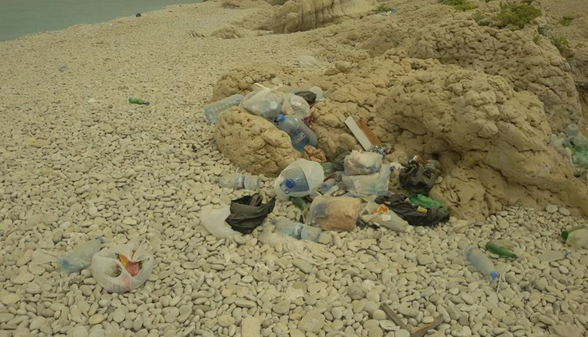 بالصور: نفايات بالجملة والمفرق على طول الشاطئ عند ساحل البترون