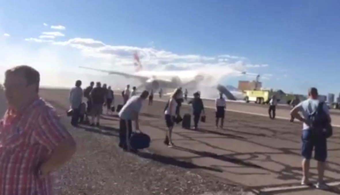 بالفيديو: مشهد مريع في مدرج بلاس فيغاس: محرّك طائرة "البوينغ" يشتعل!
