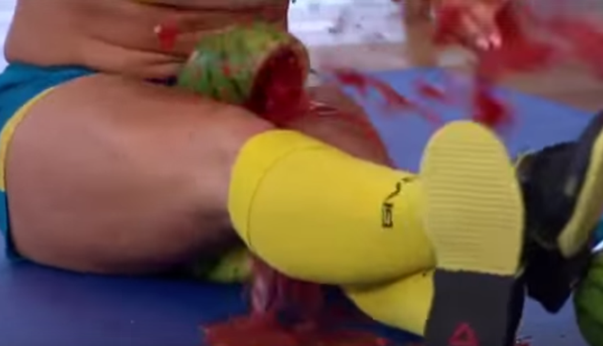 بالفيديو- أوكرانية تكسر البطيخ بين فخديها؟