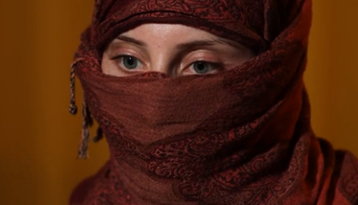 بالفيديو: استغلها داعش وضربها الخليفة واغتصب الرهينات