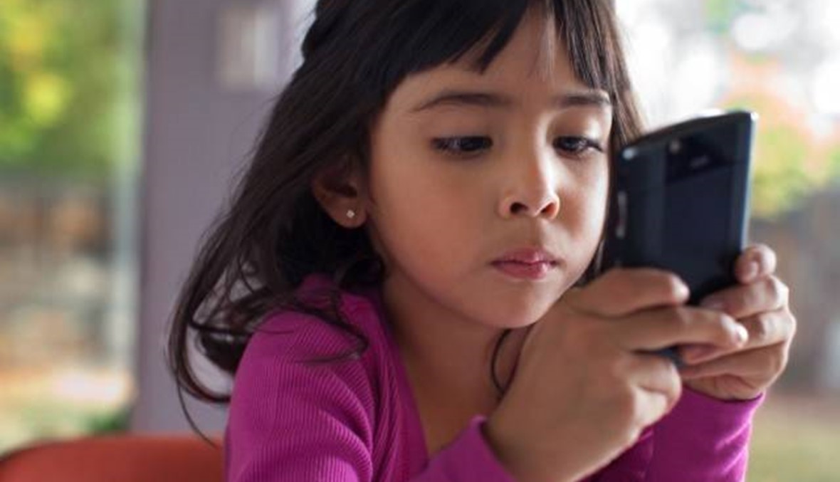 لا يجوز توفير الهواتف الذكية للأولاد قبل عمر الـ16 سنة