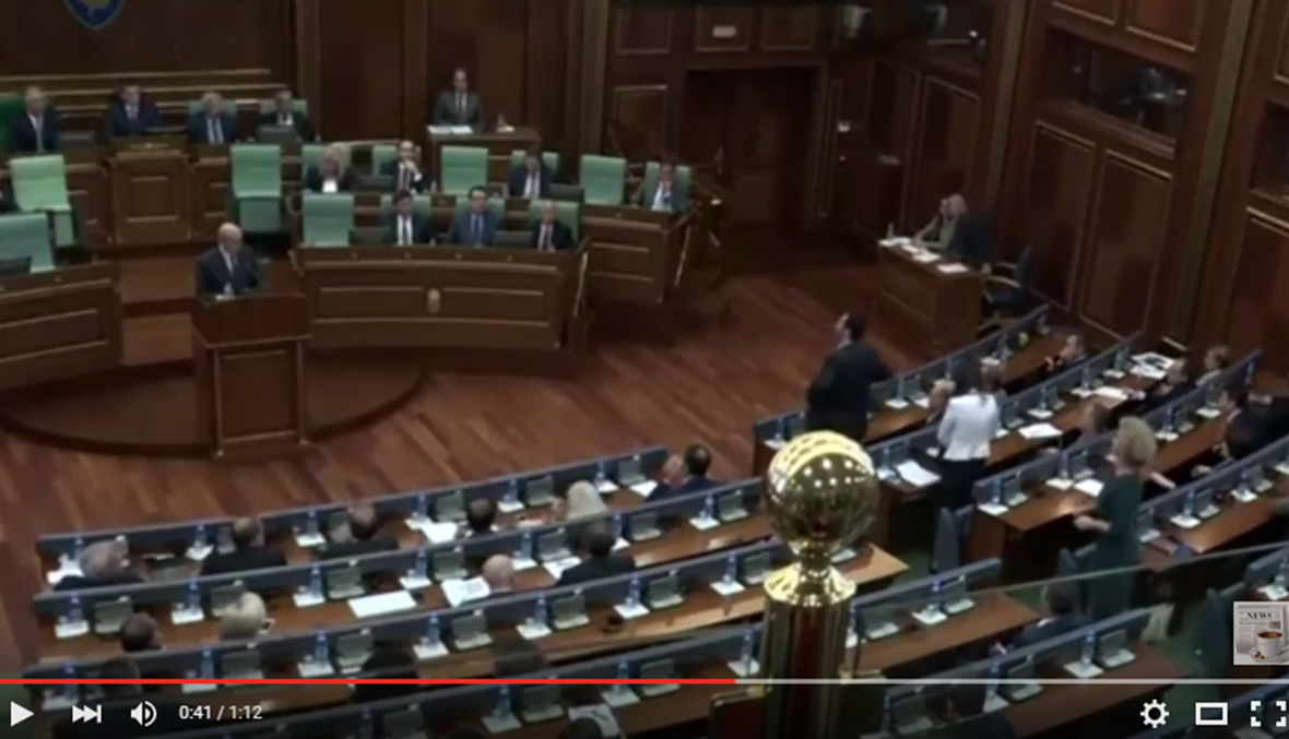 بالفيديو - نواب المعارضة في كوسوفو يرشقون رئيس الوزراء بالبيض داخل البرلمان