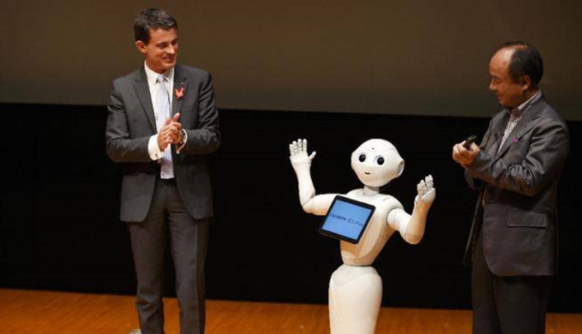 بالفيديو - رئيس الوزراء الفرنسي يمازح روبوتات في اليابان