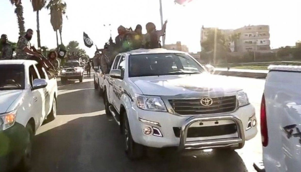 "تويوتا" صارت جزءا من شعار "داعش"...كيف يحصلون على هذه السيارات؟