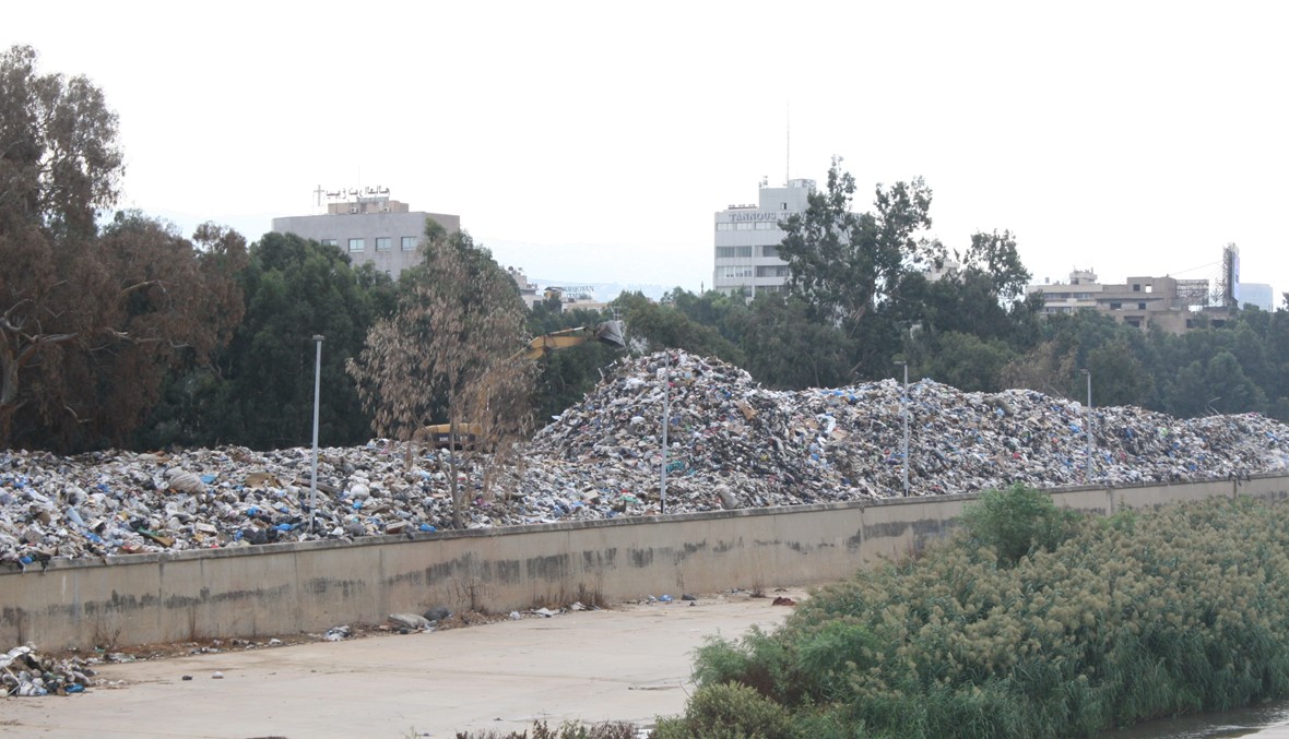 بالصور- لم تنفع التحذيرات... النفايات تسبح في نهر بيروت!