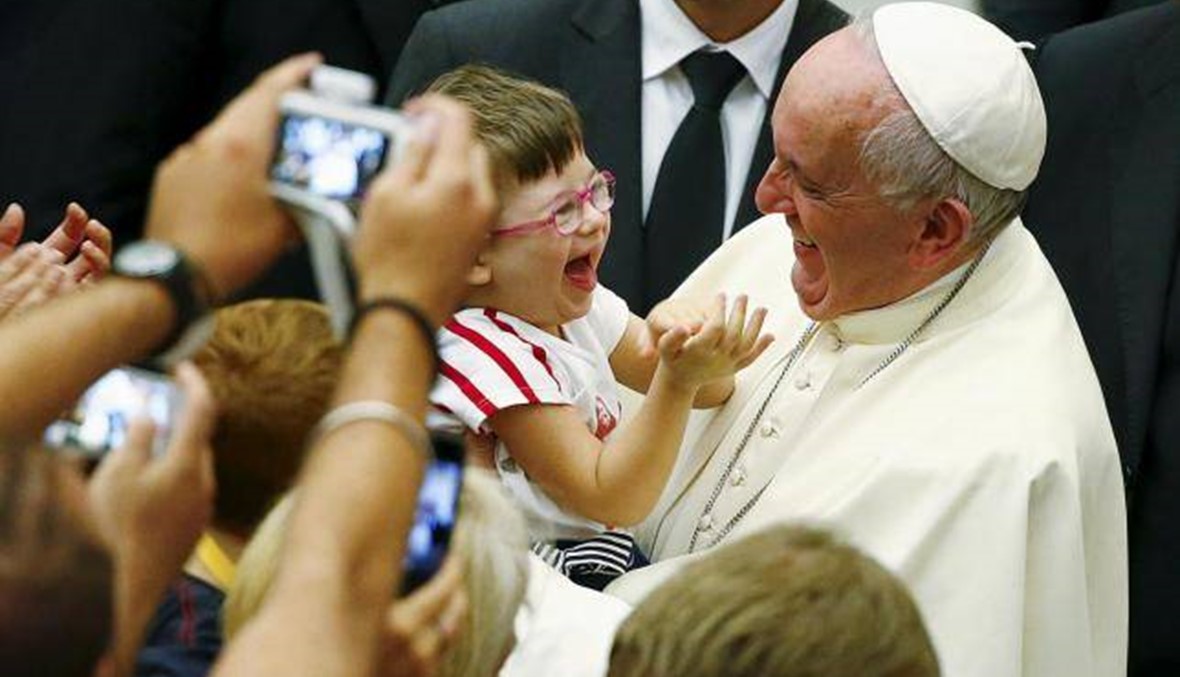 البابا يتّهم العالم السياسي بعدم إعطاء العائلة حقها من التقدير