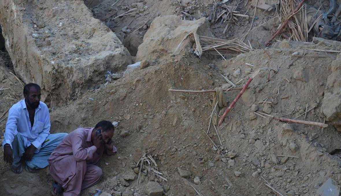 13 قتيلا بينهم 7 اطفال في انزلاق للتربة في كراتشي