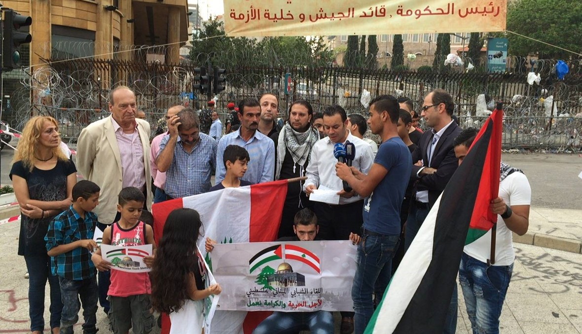 أهالي العسكريين خلال الوقفة التضامنية مع الفلسطينيين: هيبة الدولة لن تعود إلا بإعادة أبنائنا
