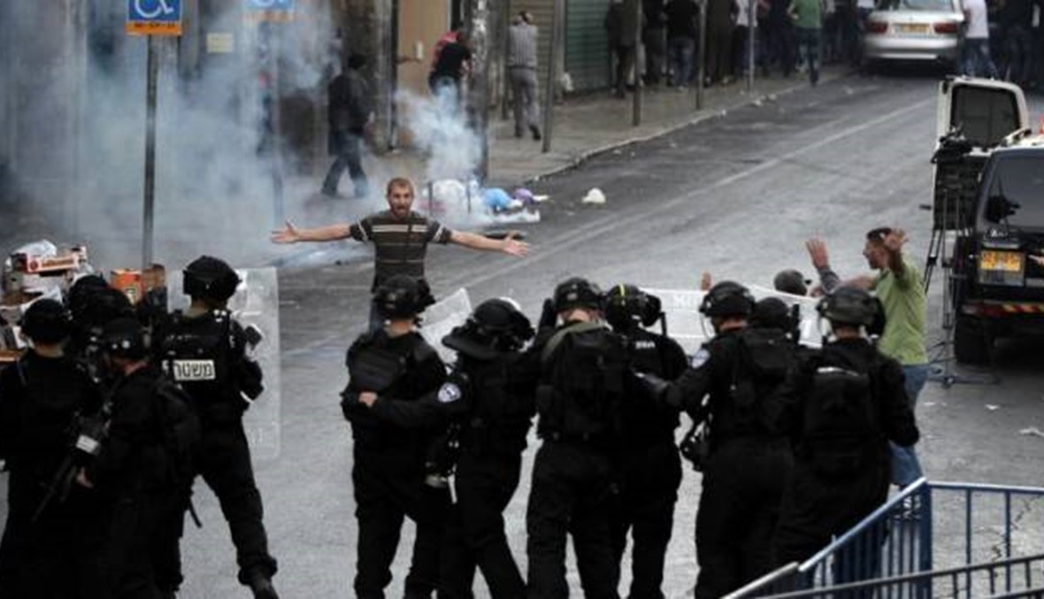 جريح في هجوم بالسكين والشرطة الإسرائيلية تعلن "شلّ حركة" مهاجمَيْن