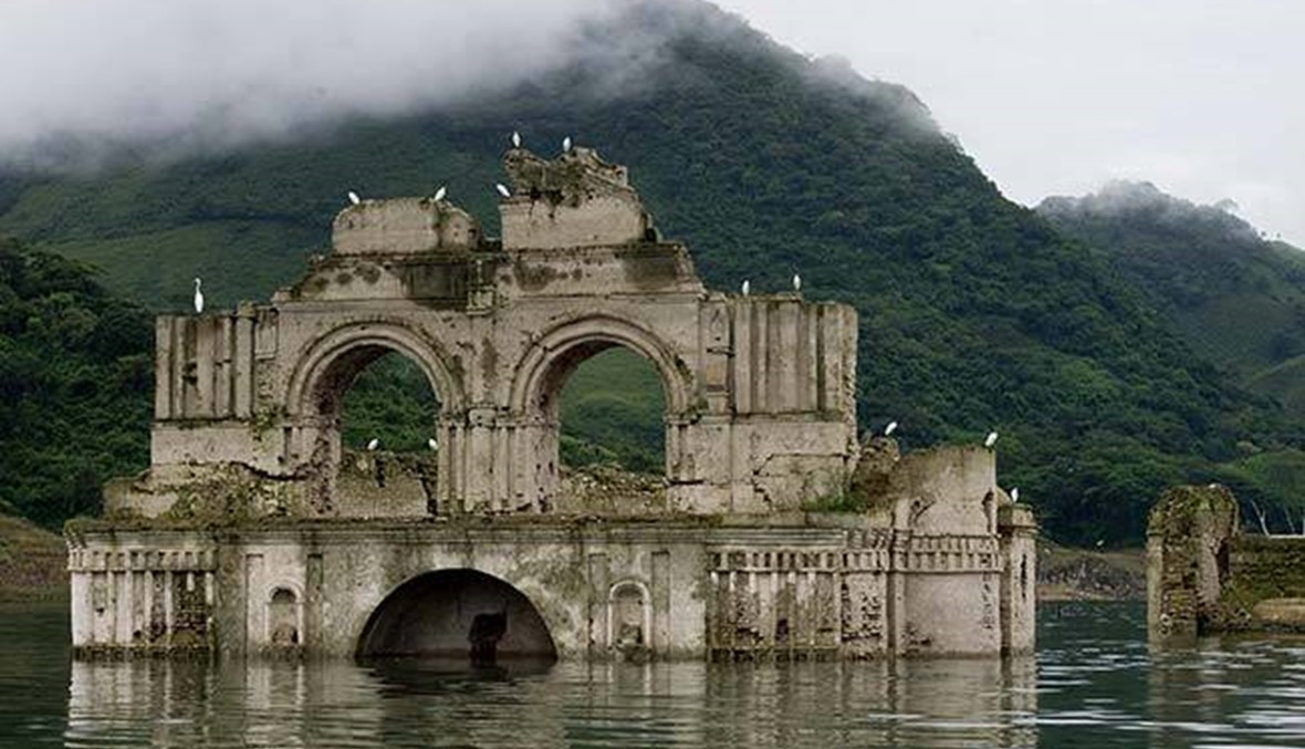 كنيسة مكسيكية قديمة تغمرها مياه بحيرة تعود للظهور بسبب الجفاف