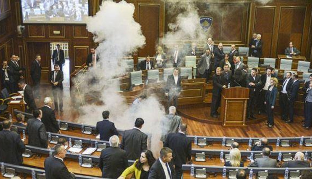 قنبلة ثالثة مسيلة للدموع في برلمان كوسوفو تدفع أعضاءه للفرار