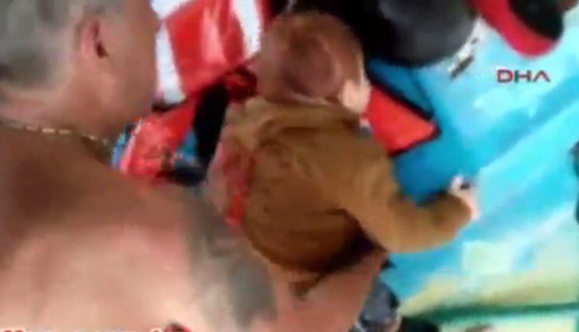 بالفيديو - صياد تركي ينقذ طفلاً لاجئاً من الموت غرقاً