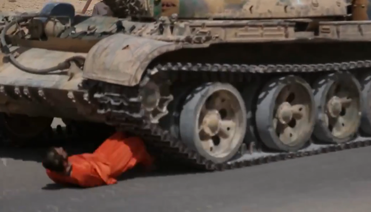 "داعش" ينفذ أول عملية إعدام دهساً بالدبابة